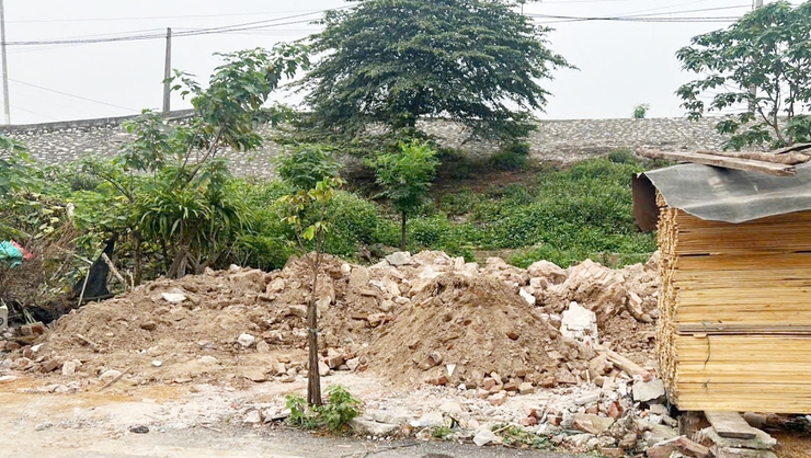 Công an xã Ô Diên Tăng cường xử lý vi phạm về môi trường- Ảnh 2.