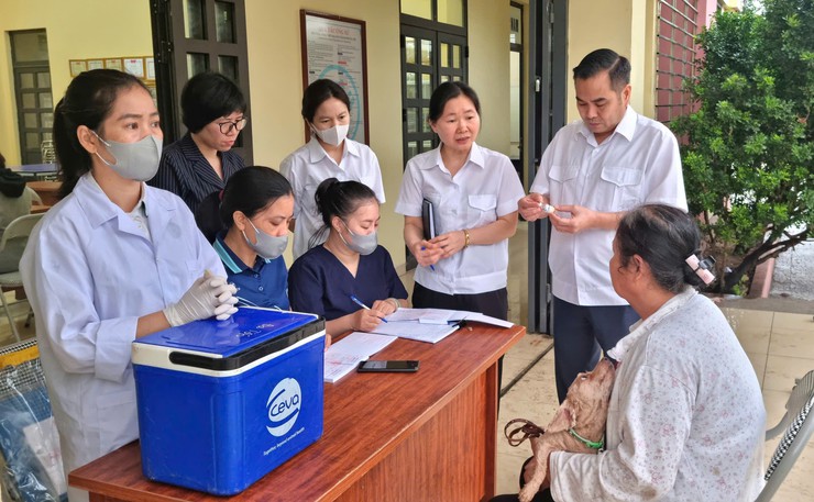 Chi cục Chăn nuôi Thủy sản Thú y Hà Nội kiểm tra công tác tiêm vắc xin phòng dịch cho đàn vật nuôi tại xã Bát Tràng- Ảnh 1.