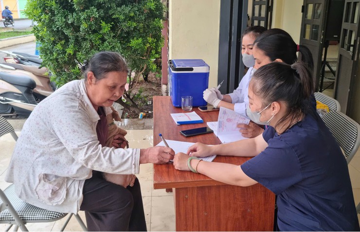 Chi cục Chăn nuôi Thủy sản Thú y Hà Nội kiểm tra công tác tiêm vắc xin phòng dịch cho đàn vật nuôi tại xã Bát Tràng- Ảnh 2.