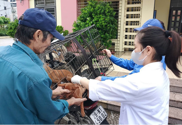 Chi cục Chăn nuôi Thủy sản Thú y Hà Nội kiểm tra công tác tiêm vắc xin phòng dịch cho đàn vật nuôi tại xã Bát Tràng- Ảnh 3.