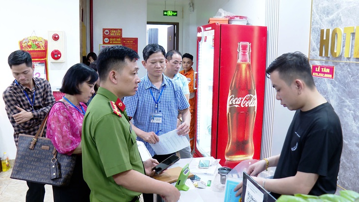 Đoàn kiểm tra liên ngành xã Ứng Hoà kiểm tra các cơ sở hoạt động kinh doanh dịch vụ có điều kiện.- Ảnh 3.