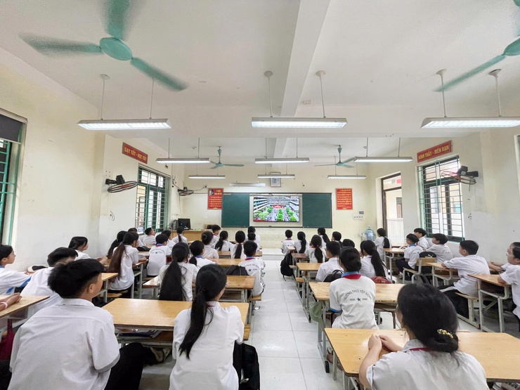 Các trường THCS trên địa bàn xã Quảng Bị tham dự tiết học pháp luật trực tuyến “Gen Z – Tự hào Hà nội, sống chuẩn an toàn”- Ảnh 2.