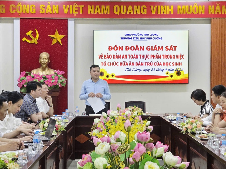 Ban Ban Văn hóa – Xã hội phường Phú Lương giám sát công tác tổ chức bữa ăn bán trú tại trường Tiểu học Phú Cường- Ảnh 2.