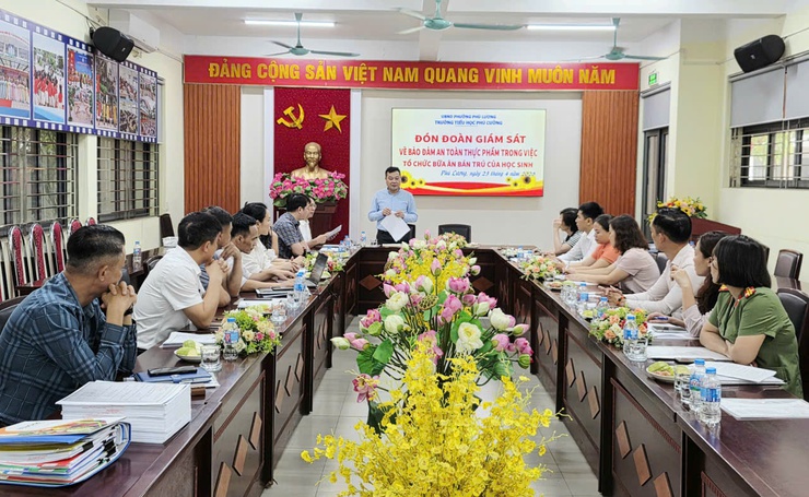 Ban Ban Văn hóa – Xã hội phường Phú Lương giám sát công tác tổ chức bữa ăn bán trú tại trường Tiểu học Phú Cường- Ảnh 1.