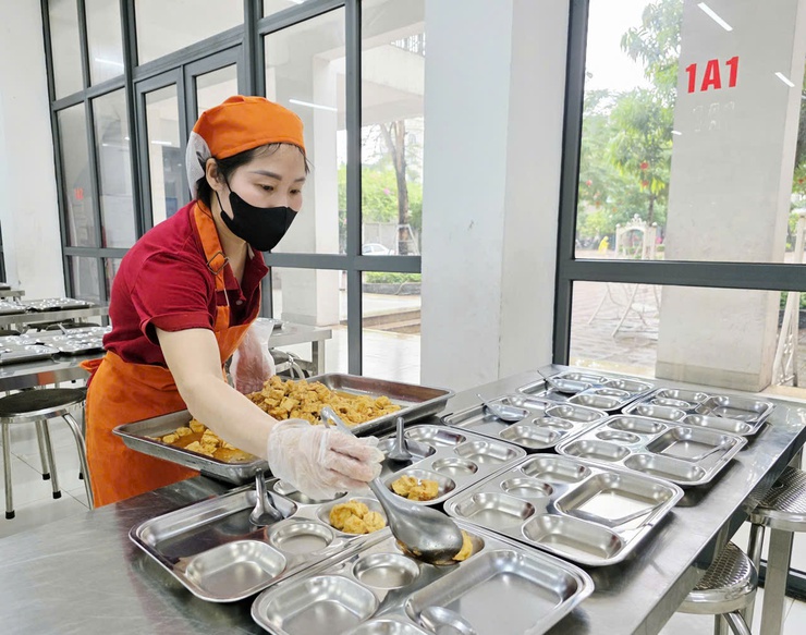 Ban Ban Văn hóa – Xã hội phường Phú Lương giám sát công tác tổ chức bữa ăn bán trú tại trường Tiểu học Phú Cường- Ảnh 3.