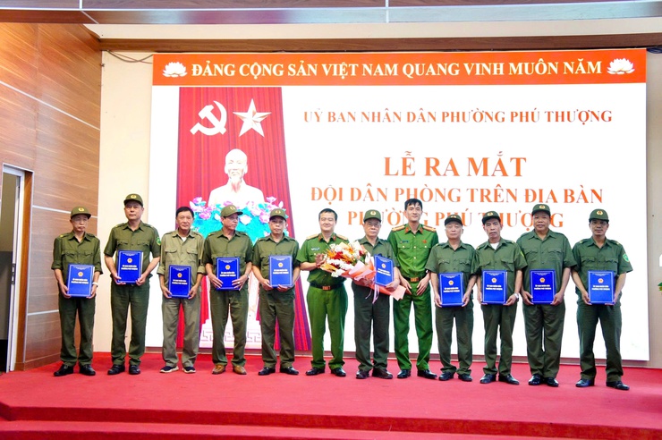 Lễ ra mắt đội dân phòng Phường Phú Thượng – tăng cường lực lượng tại chỗ, chủ động bảo đảm an ninh, an toàn địa bàn- Ảnh 3.