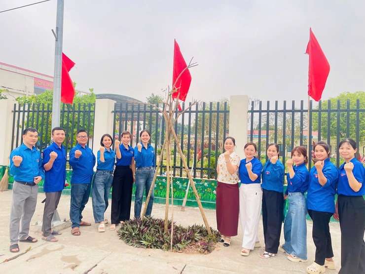 CHI ĐOÀN TRƯỜNG MẦM NON THUẦN MỸ SÔI NỔI RA QUÂN CHỈNH TRANG “TUYẾN ĐƯỜNG THANH NIÊN” CHÀO MỪNG NGÀY 30/4 VÀ 1/5- Ảnh 1.