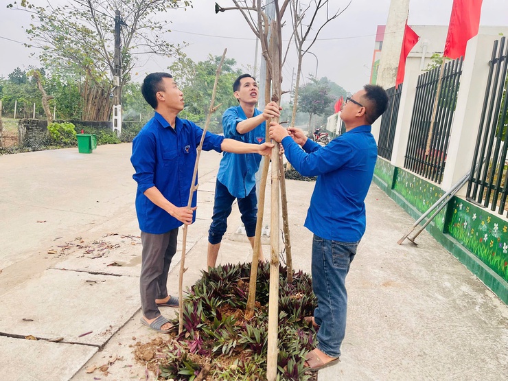 CHI ĐOÀN TRƯỜNG MẦM NON THUẦN MỸ SÔI NỔI RA QUÂN CHỈNH TRANG “TUYẾN ĐƯỜNG THANH NIÊN” CHÀO MỪNG NGÀY 30/4 VÀ 1/5- Ảnh 2.