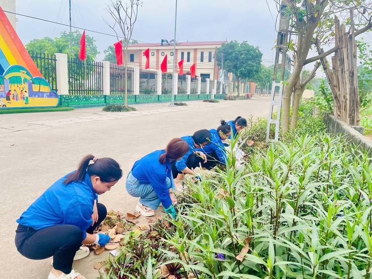 CHI ĐOÀN TRƯỜNG MẦM NON THUẦN MỸ SÔI NỔI RA QUÂN CHỈNH TRANG “TUYẾN ĐƯỜNG THANH NIÊN” CHÀO MỪNG NGÀY 30/4 VÀ 1/5- Ảnh 4.