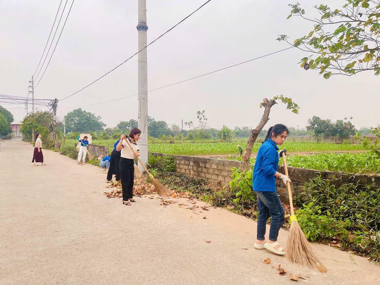 CHI ĐOÀN TRƯỜNG MẦM NON THUẦN MỸ SÔI NỔI RA QUÂN CHỈNH TRANG “TUYẾN ĐƯỜNG THANH NIÊN” CHÀO MỪNG NGÀY 30/4 VÀ 1/5- Ảnh 3.