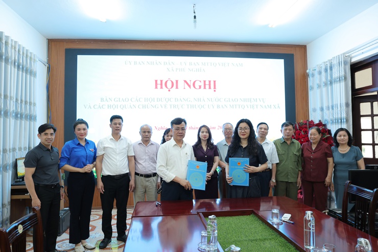 Phú Nghĩa tổ chức bàn giao các Hội được Đảng, Nhà nước giao nhiệm vụ và các Hội quần chúng về trực thuộc Ủy ban Mặt trận tổ quốc Việt Nam xã- Ảnh 6.