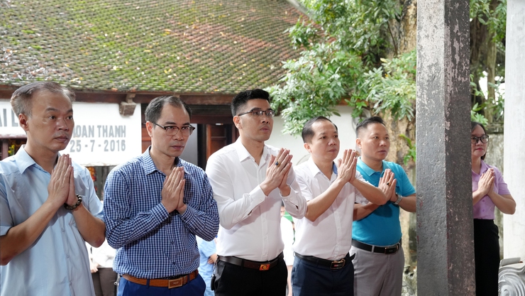 Đồng chí Phó Chủ tịch UBND phường Yên Nghĩa tham dự Lễ khai mạc và chúc mừng Lễ hội tại Đình Thị Mai Lĩnh- Ảnh 2.