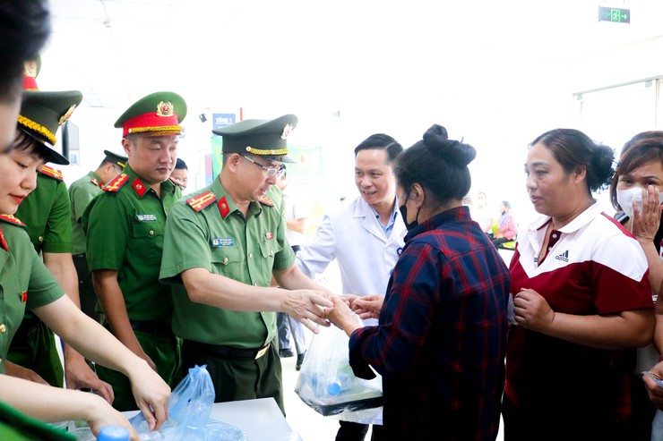 Lan tỏa yêu thương từ chương trình "Suất ăn nghĩa tình" tại Quốc Oai- Ảnh 11.