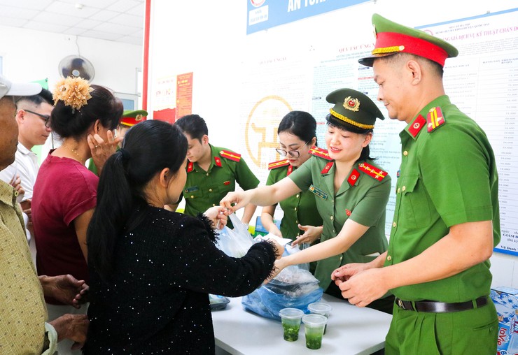 Lan tỏa yêu thương từ chương trình "Suất ăn nghĩa tình" tại Quốc Oai- Ảnh 12.