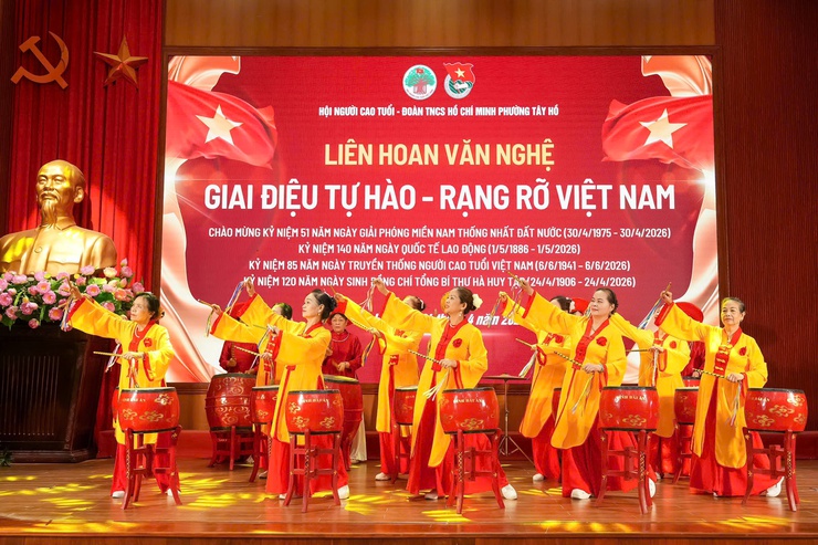 Tây Hồ rực rỡ sắc màu Liên hoan văn nghệ “Giai điệu tự hào - Rạng rỡ Việt Nam”- Ảnh 1.