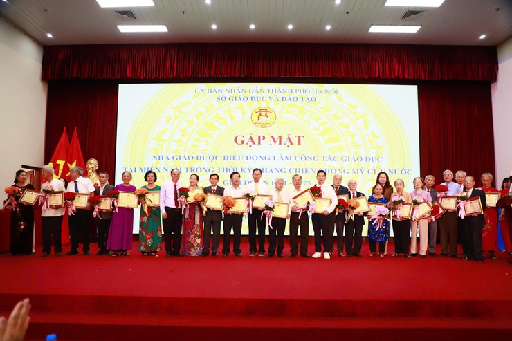 Ba nhà giáo xã Nam Phù được vinh danh - những "người gieo chữ" giữa chiến trường- Ảnh 1.