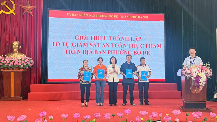 PHƯỜNG BỒ ĐỀ TRIỂN KHAI CHIẾN DỊCH TỔNG VỆ SINH MÔI TRƯỜNG, KHÁM SỨC KHỎE TOÀN DÂN VÀ THÁNG HÀNH ĐỘNG VÌ AN TOÀN THỰC PHẨM- Ảnh 4.