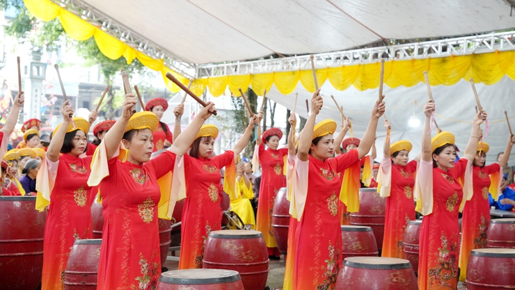 Đồng chí Phó Chủ tịch UBND phường Yên Nghĩa tham dự Lễ khai mạc và chúc mừng Lễ hội tại Đình Thị Mai Lĩnh- Ảnh 4.