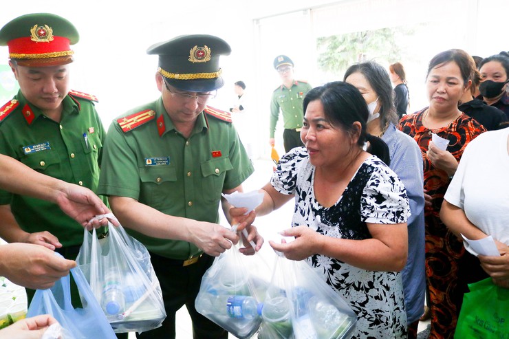 Lan tỏa yêu thương từ chương trình "Suất ăn nghĩa tình" tại Quốc Oai- Ảnh 6.