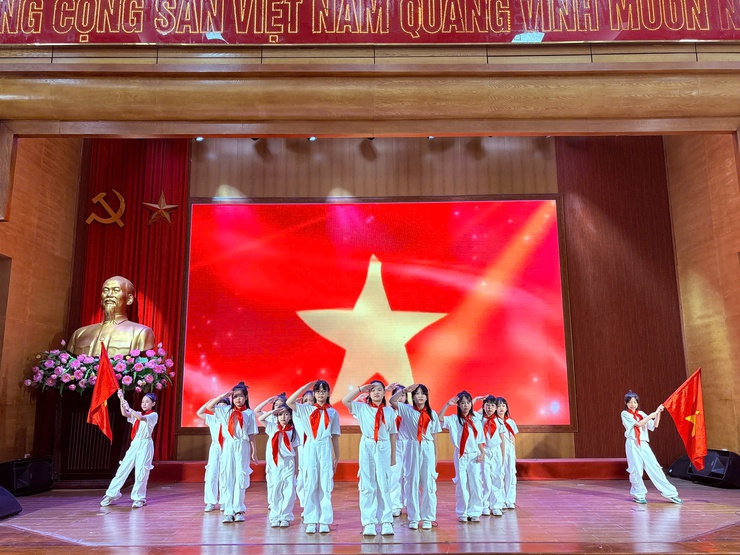 Tây Hồ rực rỡ sắc màu Liên hoan văn nghệ “Giai điệu tự hào - Rạng rỡ Việt Nam”- Ảnh 6.