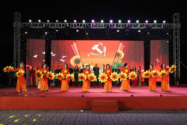Long Biên đẩy mạnh các hoạt động tuyên truyền, văn hóa - thể thao chào mừng kỷ niệm 51 năm ngày Giải phóng miền Nam, thống nhất đất nước, 140 năm ngày Quốc tế Lao động và 136 năm ngày sinh Chủ tịch Hồ Chí Minh.- Ảnh 8.