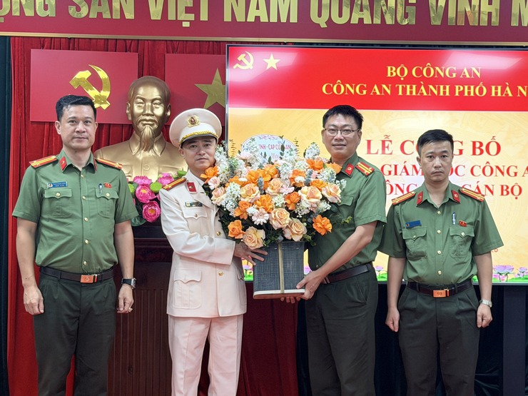CÔNG BỐ QUYẾT ĐỊNH ĐIỀU ĐỘNG CÁN BỘ TẠI CÔNG AN PHƯỜNG CỬA NAM- Ảnh 1.