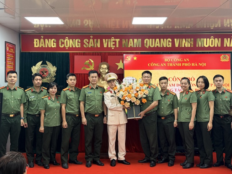 CÔNG BỐ QUYẾT ĐỊNH ĐIỀU ĐỘNG CÁN BỘ TẠI CÔNG AN PHƯỜNG CỬA NAM- Ảnh 2.