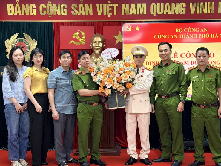 CÔNG BỐ QUYẾT ĐỊNH ĐIỀU ĐỘNG CÁN BỘ TẠI CÔNG AN PHƯỜNG CỬA NAM- Ảnh 3.