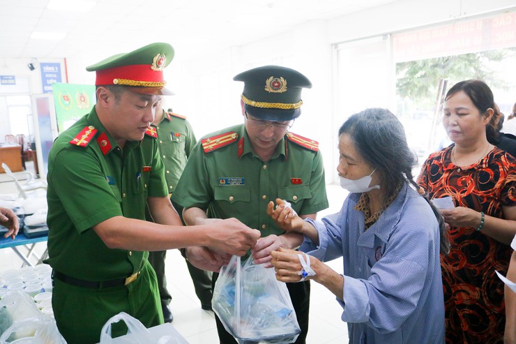 Lan tỏa yêu thương từ chương trình "Suất ăn nghĩa tình" tại Quốc Oai- Ảnh 7.