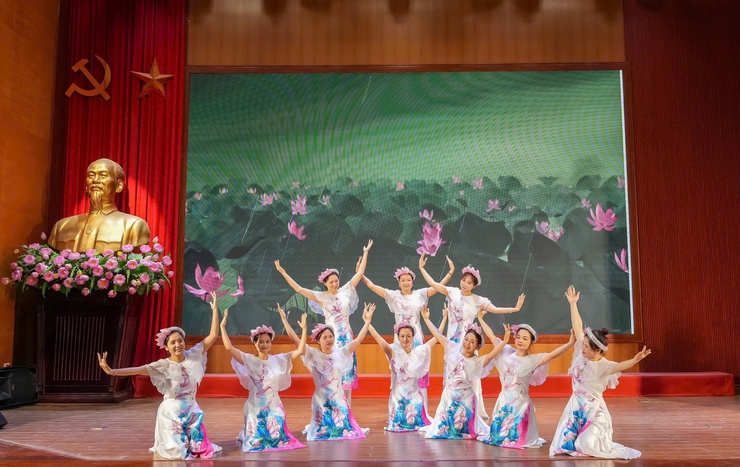 Tây Hồ rực rỡ sắc màu Liên hoan văn nghệ “Giai điệu tự hào - Rạng rỡ Việt Nam”- Ảnh 5.