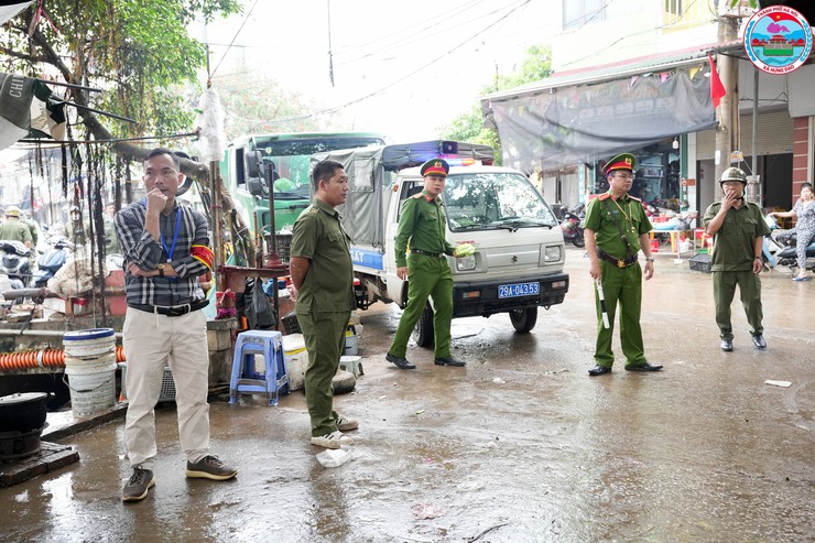 XÃ HƯNG ĐẠO RA QUÂN DUY TRÌ TRẬT TỰ ĐÔ THỊ, BẢO ĐẢM AN TOÀN GIAO THÔNG VÀ TRẬT TỰ CÔNG CỘNG- Ảnh 2.