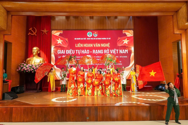 Tây Hồ rực rỡ sắc màu Liên hoan văn nghệ “Giai điệu tự hào - Rạng rỡ Việt Nam”- Ảnh 8.