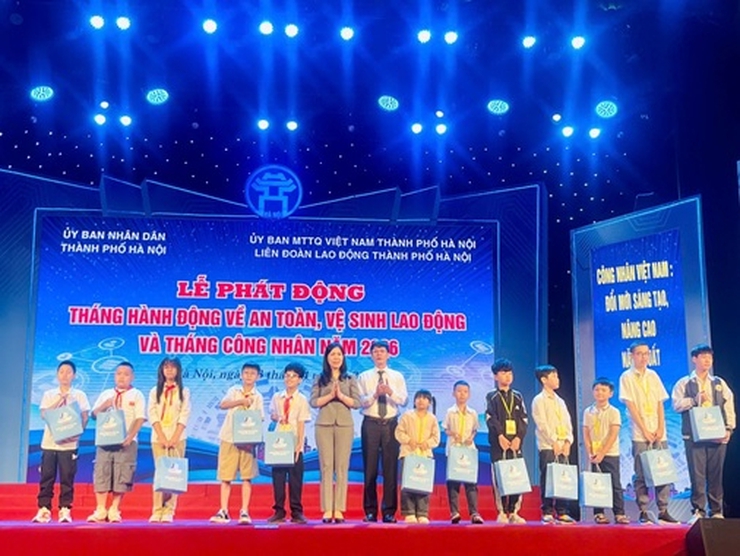 Trao tặng 100 suất hỗ trợ cho con công nhân lao động có hoàn cảnh khó khăn- Ảnh 1.