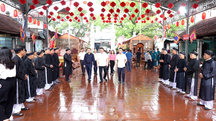 Các đồng chí lãnh đạo xã Thanh Oai dâng hương tại Đình làng Chuông- Ảnh 1.