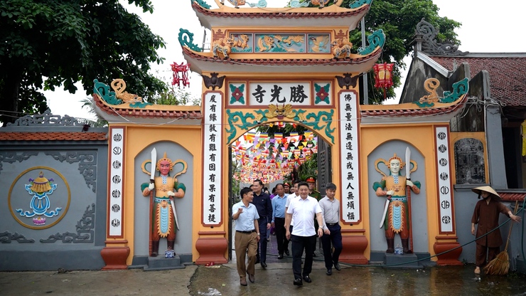 Các đồng chí lãnh đạo xã Thanh Oai dâng hương tại Đình làng Chuông- Ảnh 5.