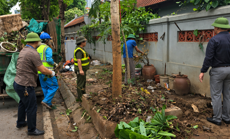 Bát Tràng ra quân giải tỏa vi phạm trật tự đô thị, vệ sinh môi trường- Ảnh 1.