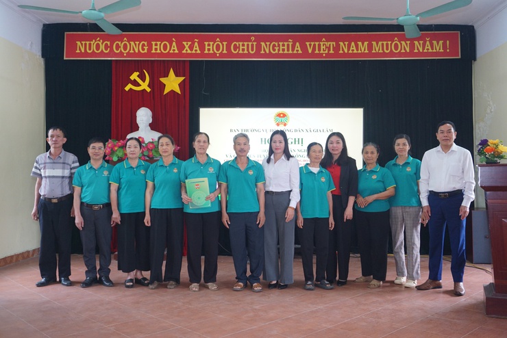 HND xã Gia Lâm ra mắt Tổ hội nông dân nghề nghiệp, Câu lạc bộ nông dân bảo vệ môi trường và gắn biển tuyến đường nông dân tự quản “Sáng – Xanh – Sạch – Đẹp – Văn minh”- Ảnh 4.