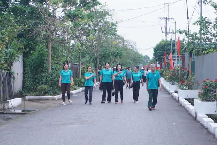 HND xã Gia Lâm ra mắt Tổ hội nông dân nghề nghiệp, Câu lạc bộ nông dân bảo vệ môi trường và gắn biển tuyến đường nông dân tự quản “Sáng – Xanh – Sạch – Đẹp – Văn minh”- Ảnh 9.