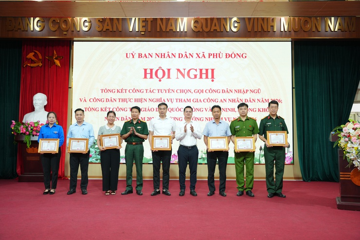 Hội nghị tổng kết công tác tuyển chọn và gọi công dân nhập ngũ, công dân thực hiện nghĩa vụ Công an nhân dân xã Phù Đổng năm 2026. - Ảnh 4.