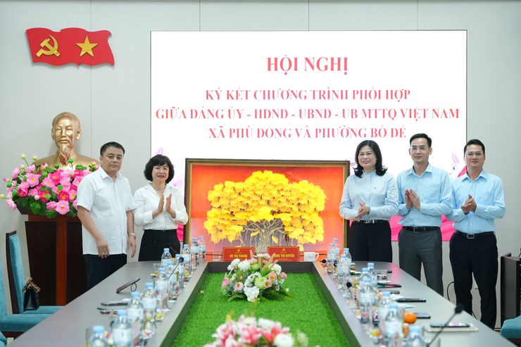 HỘI NGHỊ KÝ KẾT CHƯƠNG TRÌNH PHỐI HỢP GIỮA XÃ PHÙ ĐỔNG VÀ PHƯỜNG BỒ ĐỀ- Ảnh 1.