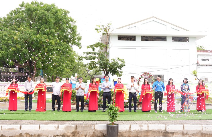 Đoàn thanh niên xã Bát Tràng khánh thành công trình thanh niên "Khu vui chơi sáng tạo cho trẻ" tại trường Mầm non Sao Khuê- Ảnh 1.