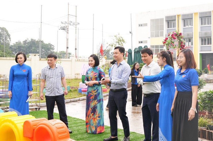 Đoàn thanh niên xã Bát Tràng khánh thành công trình thanh niên "Khu vui chơi sáng tạo cho trẻ" tại trường Mầm non Sao Khuê- Ảnh 3.