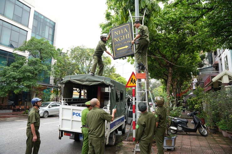 PHƯỜNG SƠN TÂY RA QUÂN XỬ LÝ VI PHẠM TRẬT TỰ ĐÔ THỊ TRÊN TUYẾN PHỐ PHÚ HÀ- Ảnh 1.