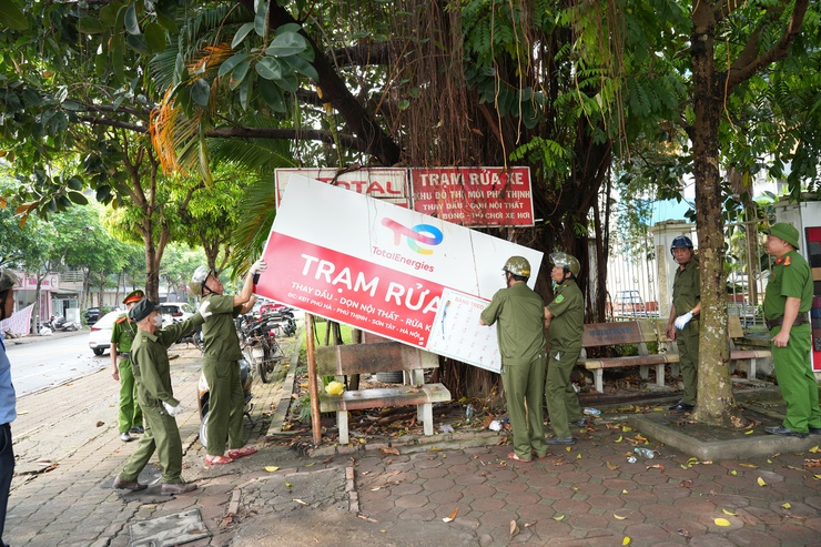 PHƯỜNG SƠN TÂY RA QUÂN XỬ LÝ VI PHẠM TRẬT TỰ ĐÔ THỊ TRÊN TUYẾN PHỐ PHÚ HÀ- Ảnh 2.