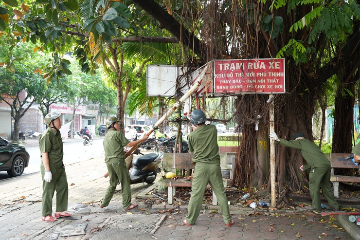 PHƯỜNG SƠN TÂY RA QUÂN XỬ LÝ VI PHẠM TRẬT TỰ ĐÔ THỊ TRÊN TUYẾN PHỐ PHÚ HÀ- Ảnh 3.