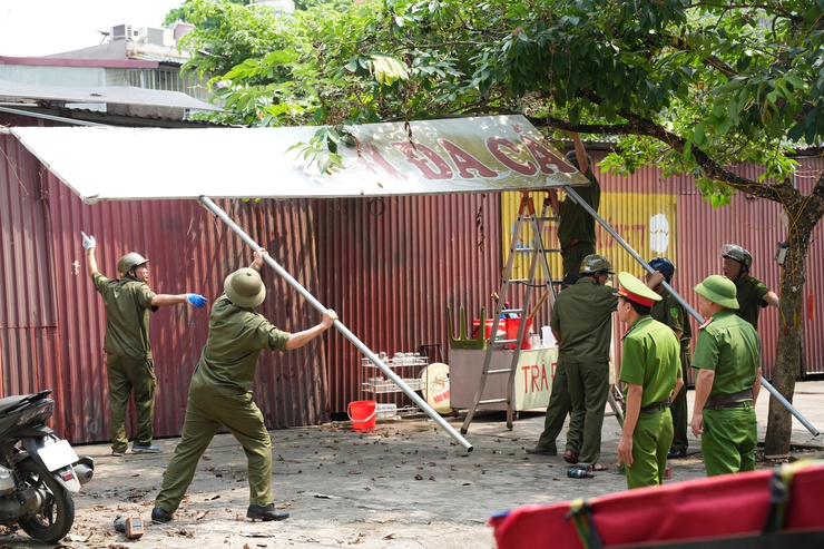 PHƯỜNG SƠN TÂY RA QUÂN XỬ LÝ VI PHẠM TRẬT TỰ ĐÔ THỊ TRÊN TUYẾN PHỐ PHÚ HÀ- Ảnh 6.