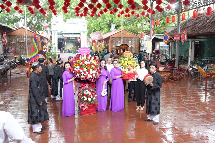 Các đồng chí lãnh đạo xã Thanh Oai dâng hương tại Đình làng Chuông- Ảnh 2.