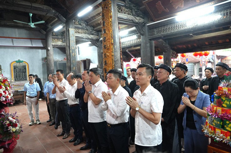 Các đồng chí lãnh đạo xã Thanh Oai dâng hương tại Đình làng Chuông- Ảnh 3.