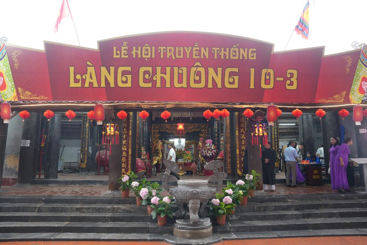 Các đồng chí lãnh đạo xã Thanh Oai dâng hương tại Đình làng Chuông- Ảnh 6.