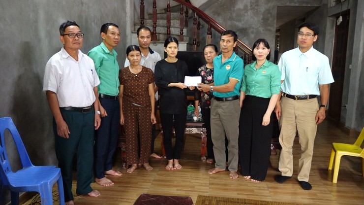 Chi hội Nông dân thôn Đông Hữu chung tay hỗ trợ hội viên có hoàn cảnh khó khăn đột xuất- Ảnh 1.